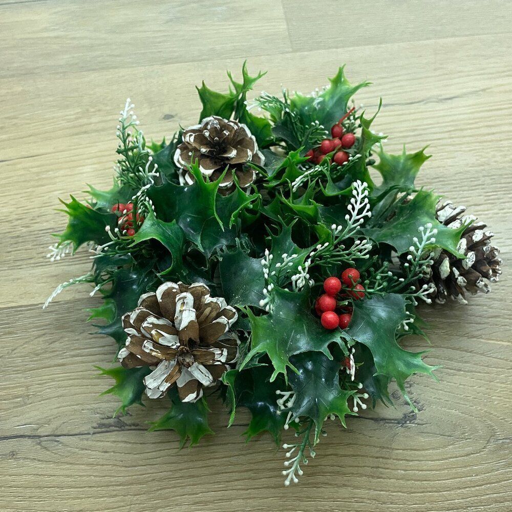 Vintage Plastic CHRISTMAS Holly/Evergreen Pinecone Centerpiece Candle Ring 7" - Picture 2 of 3
